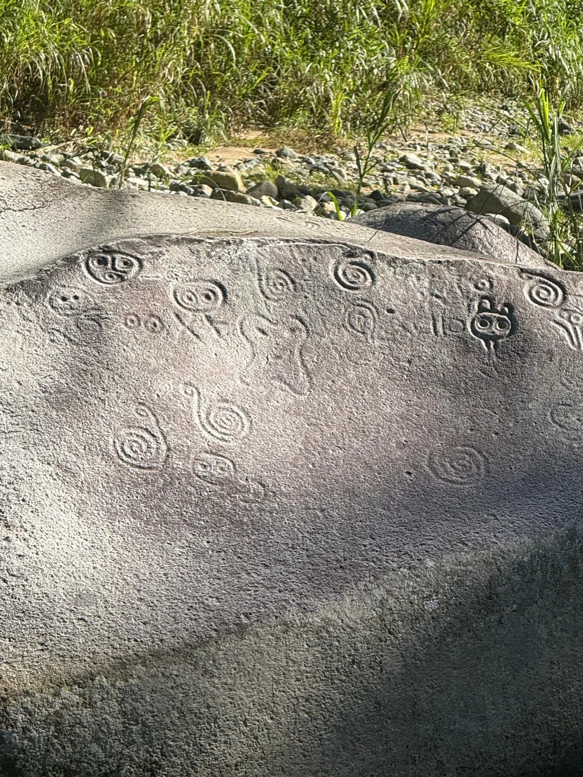 Taino petroglyphs at Piedra Escrita riverbed