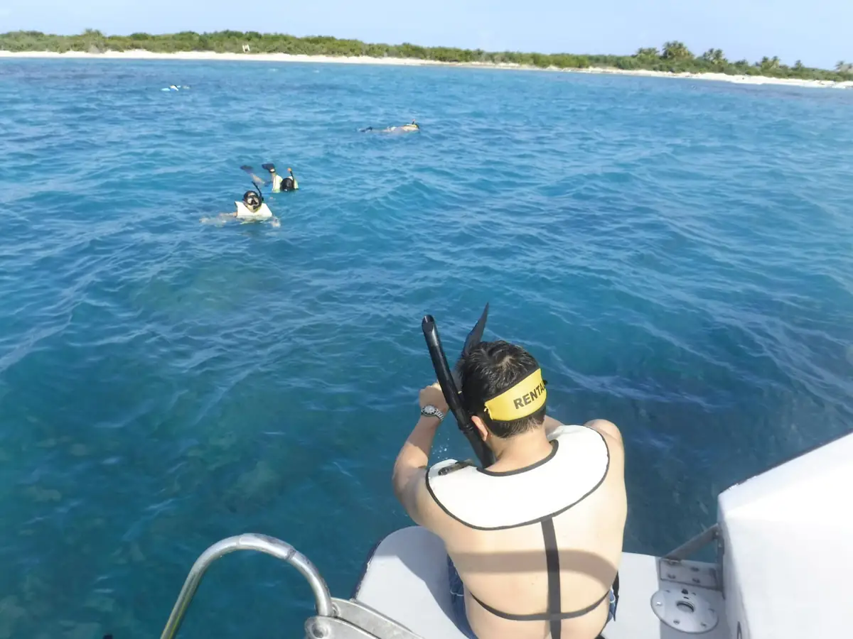 Guest snorkeling toward uninhabited Cayo Icacos island - guided tour with Paradise Seekers